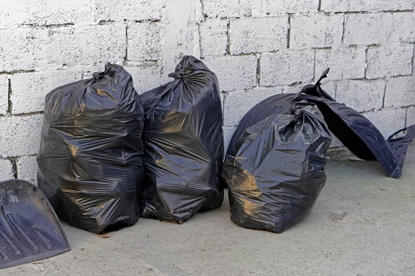 Τρεις Μεγάλες Μαύρες Σακούλες Σκουπιδιών Γεμάτες Σκουπίδια — Φωτογραφία Αρχείου