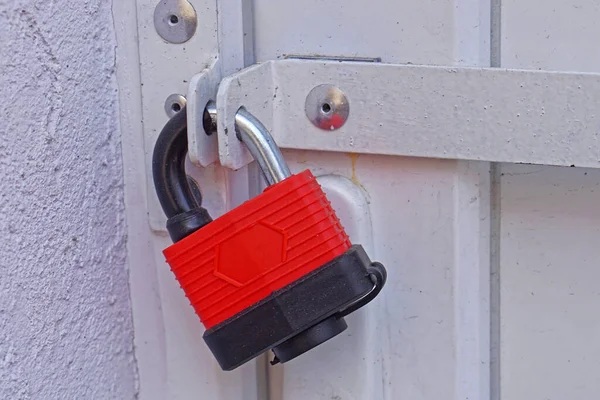 Μεγάλο Κόκκινο Ισχυρό Λουκέτο Αποθήκευσης Κλειδωμένη Ασφάλεια Προστασίας — Φωτογραφία Αρχείου