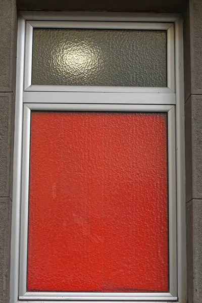 Folha Privacidade Vermelha Casa Moldura Janela — Fotografia de Stock