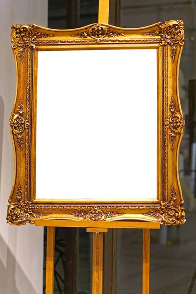 Пустое Пространство Золотая Рамка Изображения Мольберте — стоковое фото