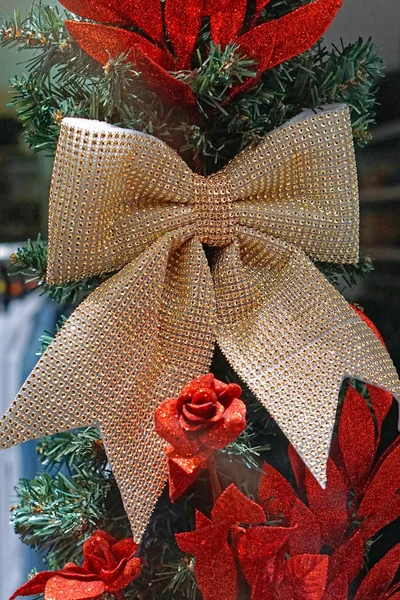 Nagy Arany Karácsonyfa Ünnepi Dekoráció — Stock Fotó