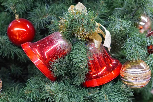 Deux Cloches Rouges Sapin Noël Décoration Festive — Photo