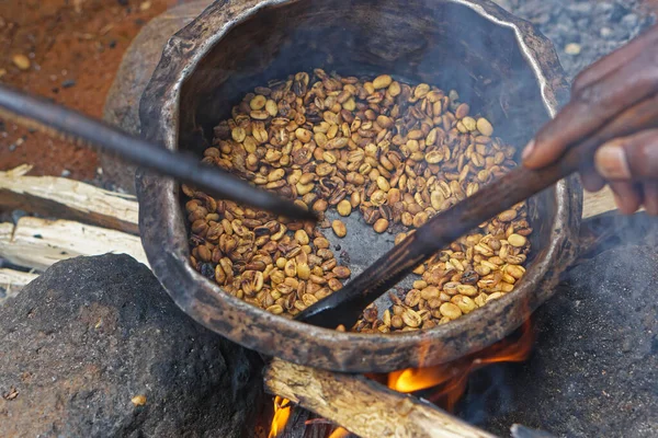 Chicchi Caffè Tostati Pentola Sul Fuoco Aperto — Foto Stock