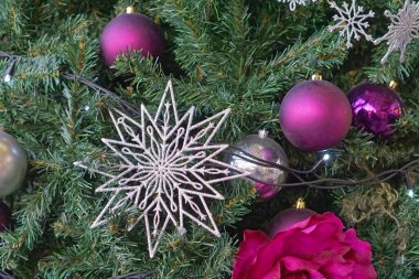 Noel ağacında mor ve gümüş süsler