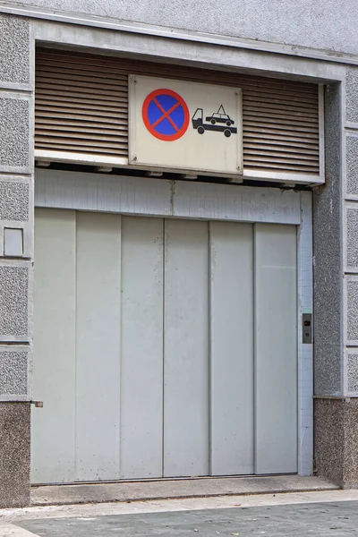 Κλειστή Πόρτα Για Γκαράζ Ασανσέρ — Φωτογραφία Αρχείου