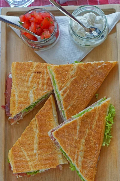Sandwiches Triangulares Cortados Diagonalmente — Foto de Stock