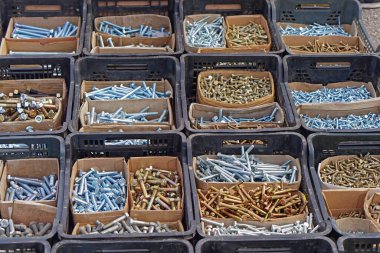 Kutularda ve sandıklarda birçok yeni cıvata