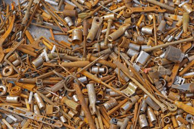 Bir sürü eski paslı alet ve parçalar hasar görmüş.