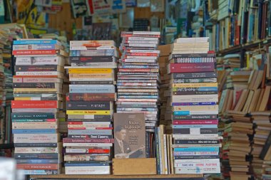 Atina, Yunanistan - 02 Mayıs 2015: Monastiraki bit pazarında yığınla kullanılmış kitap.