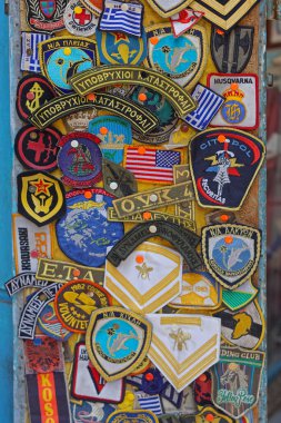 Atina, Yunanistan - 03 Mayıs 2015: Eski Yunan nakış işlemeli yamaların koleksiyonu işaretleri karıştırdı.