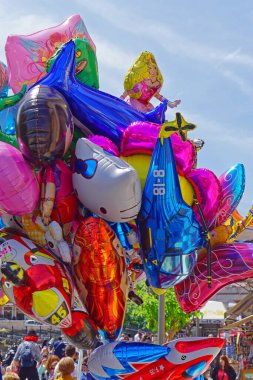 Atina, Yunanistan - 03 Mayıs 2015: Sokaklarda satılık renkli folyo helyum balonları.