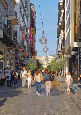 Atina, Yunanistan - 01 Mayıs 2015: Atina 'da Ermou caddesinde yürüyen insanlar.