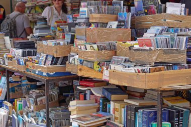 Atina, Yunanistan - 02 Mayıs 2015: Bit pazarında kullanılmış film ve müzik satışı.