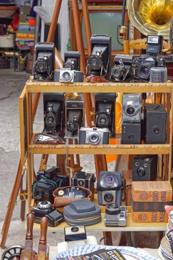 Atina, Yunanistan - 02 Mayıs 2015: Bit pazarında satılık çok sayıda eski vintage film kamerası.