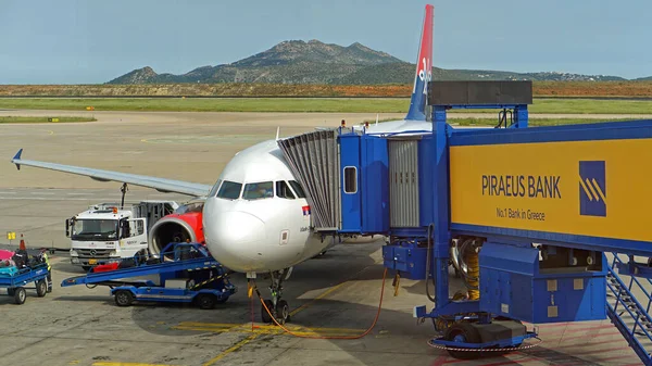 Ateny Grecja Maja 2015 Załadunek Samolotu Airbus Dokował Nowego Lotniska — Zdjęcie stockowe