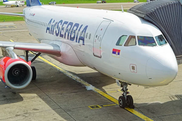 Belgrad, Sırbistan - 01 Mayıs 2015: Airserbia Airbus Nikola Tesla, Surcin havaalanına yanaştı.