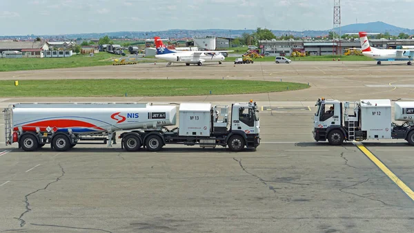 Belgrad Serbien Maj 2015 Tankbil Levererar Jetbränsle Fotogen Flygplatsen Nikola — Stockfoto