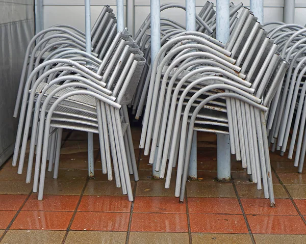 Stapel Metalen Stoelen Buiten Bij Regen — Stockfoto