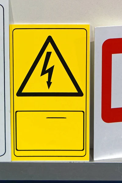 Aviso Perigo Elétrico Aviso Placa Amarela Cautela — Fotografia de Stock