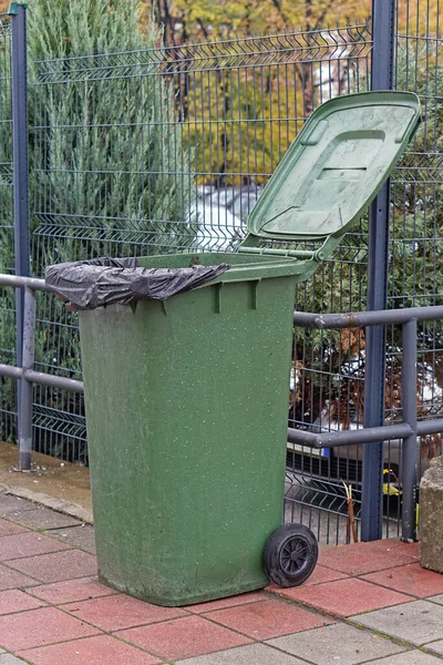 Открытая Зеленая Пластиковая Корзина Колес Снаружи — стоковое фото
