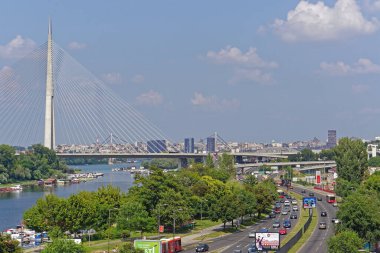 Belgrad, Sırbistan - 31 Temmuz 2019: Belgrad kentinin yaz gününde Ada Köprüsü.