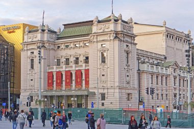 Belgrad, Sırbistan - 07 Ekim 2019: Belgrad 'daki Ulusal Tiyatro binasının önündeki Cumhuriyet meydanında yürüyen insanlar.