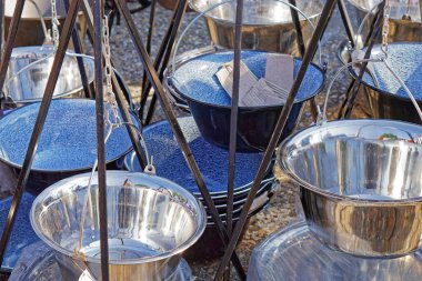 Üç ayaklı yeni metal kazanlar.