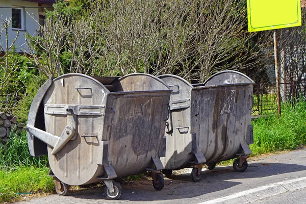 Två Öppna Containerlådor Gatan — Stockfoto