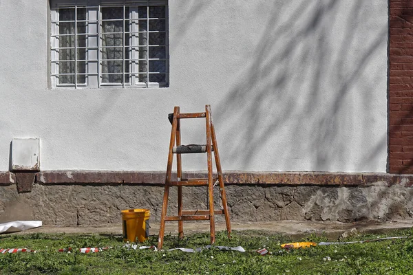 Houten Ladder Emmer Bij Vers Geschilderde Huiswand — Stockfoto