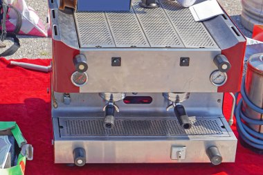 Bit pazarında satılık büyük bir kahve makinesi.