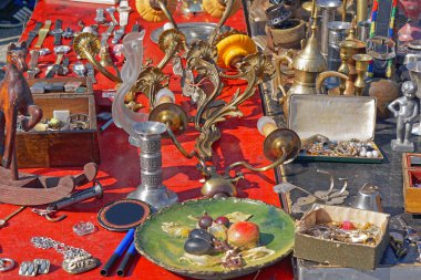 Porselen seramik pirinçten lambalar bit pazarında gümüş eşyalar.