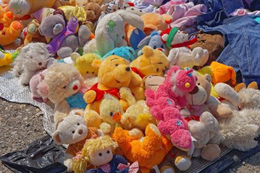 Bit pazarında bir sürü kullanılmış peluş oyuncak.