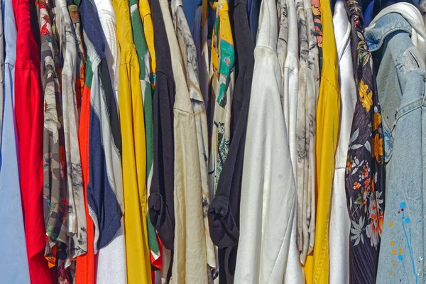 Vestido Blusa Pendurado Trilhos Roupas Moda Mercado Pulgas — Fotografia de Stock