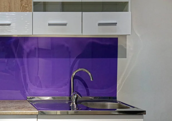 Modern mor cam kaplama mutfak lavabosu.