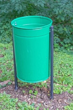 Şehir parkında temiz yeşil çöp tenekesi
