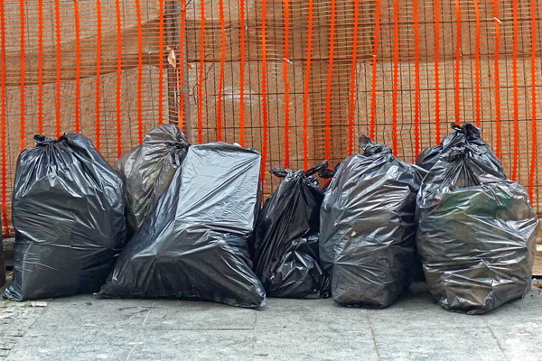 Μεγάλες Μαύρες Σακούλες Σκουπιδιών Γεμάτες Από Συλλογή Σκουπιδιών Στο Δρόμο — Φωτογραφία Αρχείου