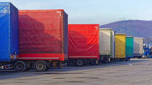 Många Stora Lastbilar Med Lastvagnar Parkerade Vid Depån — Stockfoto