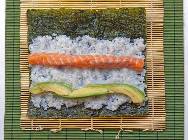 Przygotowanie Otwartego Sushi Bambus Gotowy Toczenia — Zdjęcie stockowe