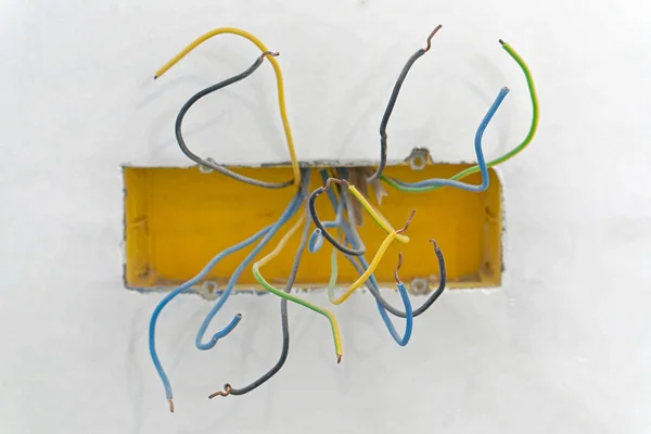 Dozer Duvarından Bir Sürü Elektrik Kablosu — Stok fotoğraf