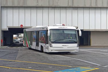 Roma, İtalya - 28 Ocak 2016: Cobus 3000 otobüsü Roma Fiumicino havaalanında nakledildi.