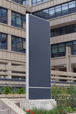 Ofis binasının önündeki boş siyah bilgi panosu