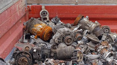 Bir sürü paslı, kullanılmış araba parçaları geri dönüşüm için.