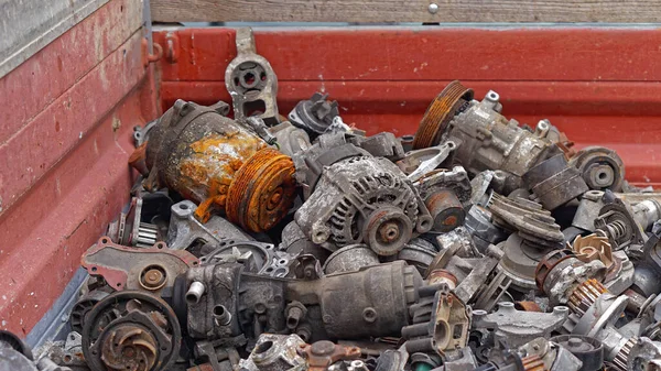 リサイクルのための古い錆びた中古車の部品の大きな束 — ストック写真