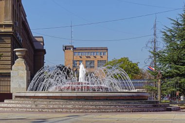 Belgrad 'daki parkta su püskürtme fıskiyeleri