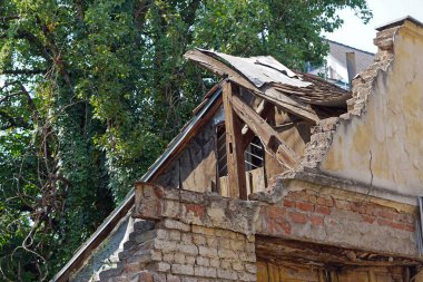 Deprem sonrası eski ev hasarı.