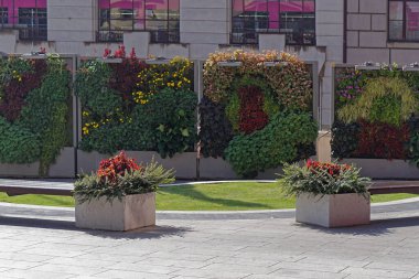 Şehirdeki şehir parkında duvarlar dikey bahçe yapıyor.