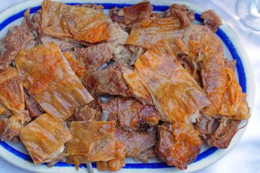 Oval tabakta servis edilen kuzu rostosu.