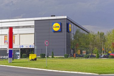 Belgrad, Sırbistan - 5 Ekim 2020: Sırbistan 'ın Belgrad kentinde yeni Lidl süpermarketi.