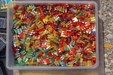 Kutulardaki arabalar için birçok renkli sigortalar