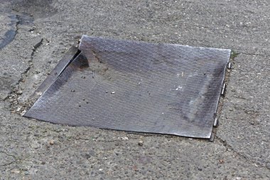 Kanalizasyon bacası hasar görmüş.